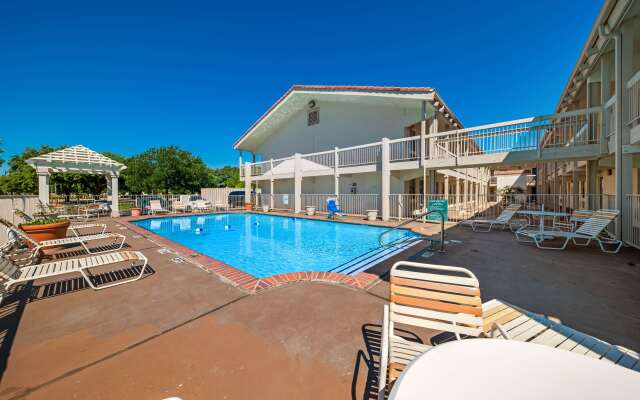 Motel 6 Dallas, TX - Farmers Branch