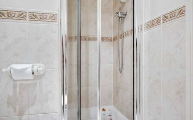 Modern 2bed, 2bath apt 1 Minute to Jubilee Line