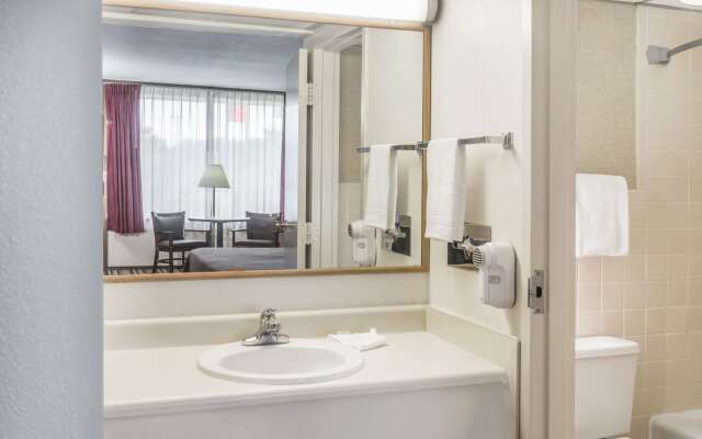 Super 8 by Wyndham Valdosta Mall