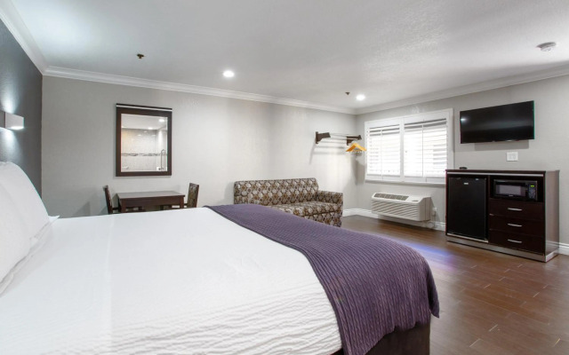 Elev8 Hotel Los Angeles LAX