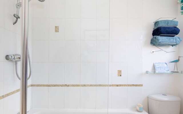 Sunny Modern Nr Beach Village w Parking