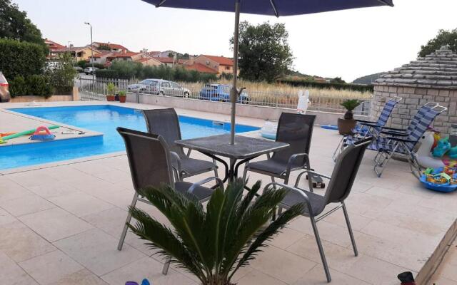 Nice, cosy studio apartment with shared outdoor pool