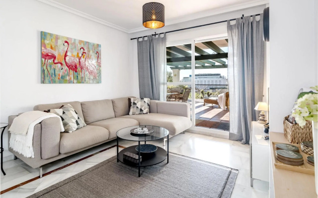 LCR4- Large 3 bed apt close to beach, port