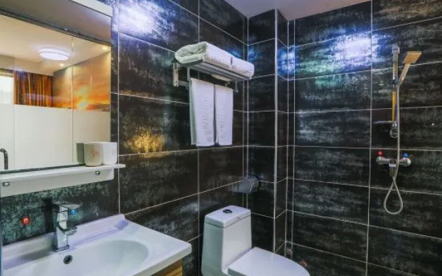 Junshang Hotel (Yangshuo West Street Store)