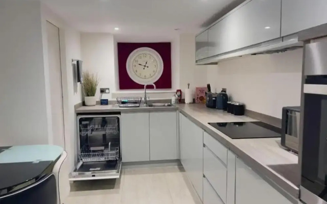 Spacious1br-6guests-walktoshops-fastwifi