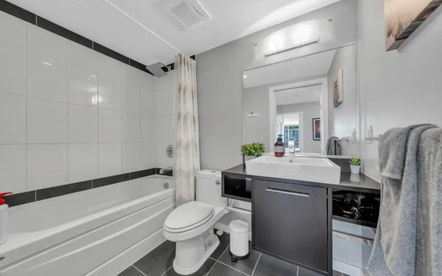 Spacious DT 2-BDR High-rise with view, pool, gym
