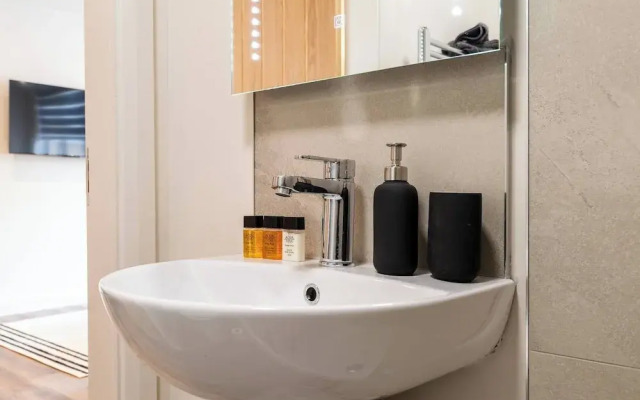Aurum 6 - Chic 1BR Stay by DMU & City Centre