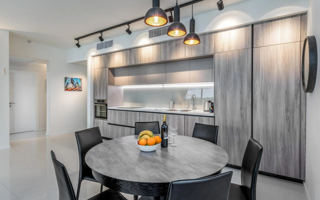 Spacious & Design 2BDR W/ balcony and parking