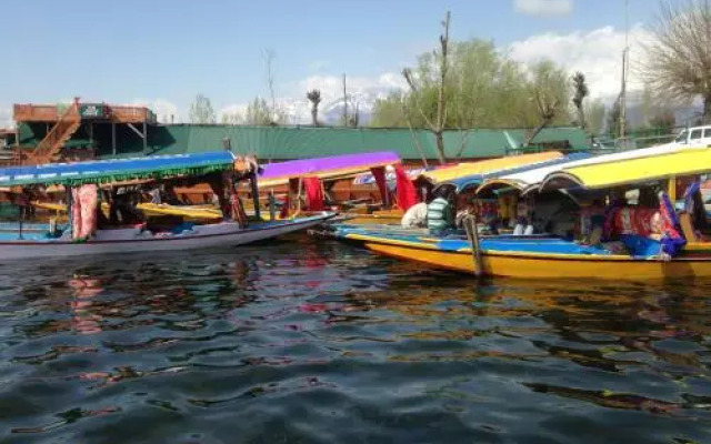 New Zenith Group of Houseboats