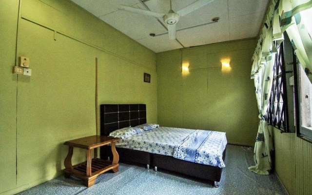 Sakura Tupong Guest House – Guest Rooms – Kuching