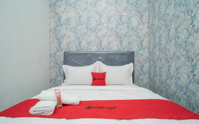 RedDoorz Plus near ITC Cempaka Mas 2