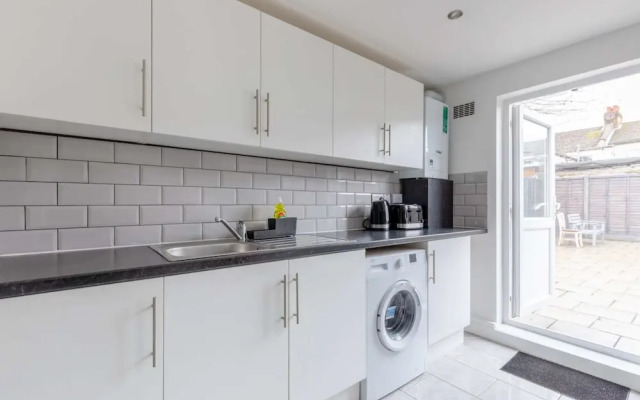 Spacious & Newly Renovated 4BD House East Ham!