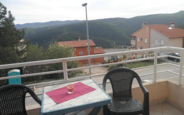 Gorgeous Biserka Apartment near the sea