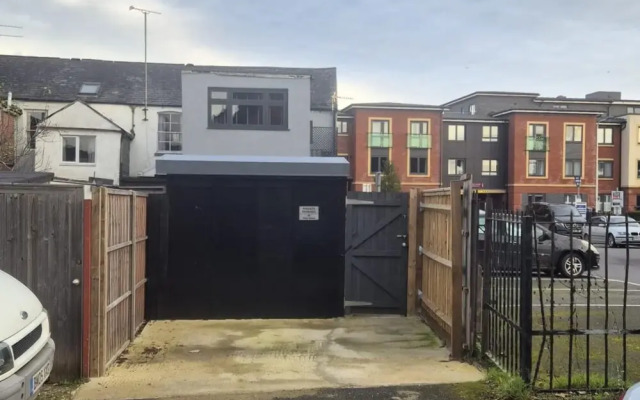 Town Centre Modern 1 Bed Self-contained Apartment
