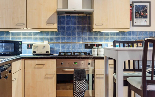 Stylish 2 Bedroom Apartment Central Exeter Parking on Site