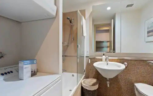 Viaduct Duplex - Free Parking, Best Location!