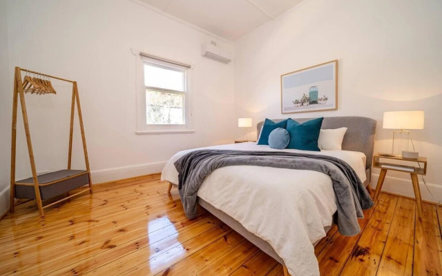 Kairos in Keswick-wifi - Netflix - Nespresso – Guest Rooms – Adelaide