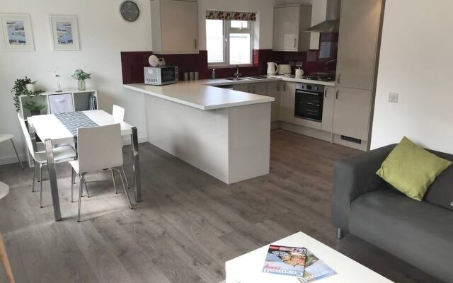 Beautiful Refurbished Home - Short Walk to the Beach