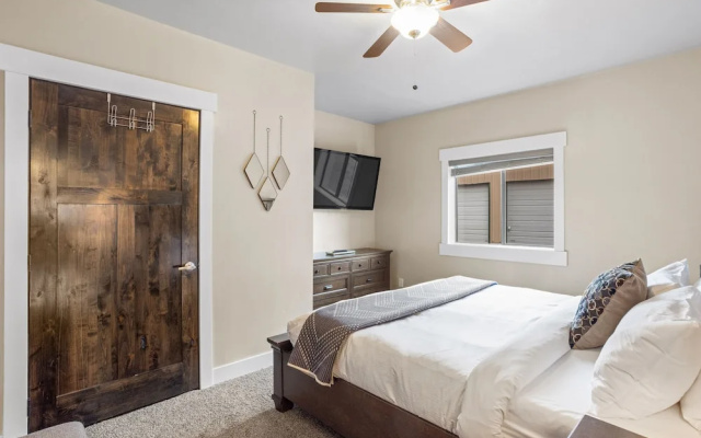 The Yellowstone Hideaway Unit B