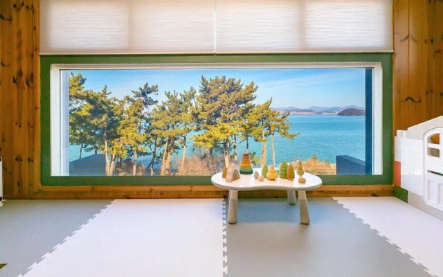 Yeosu Hi Mom Kids Family Pension Black