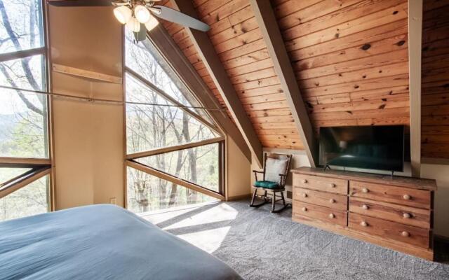 Bear View Chalet with hot tub and near Ober