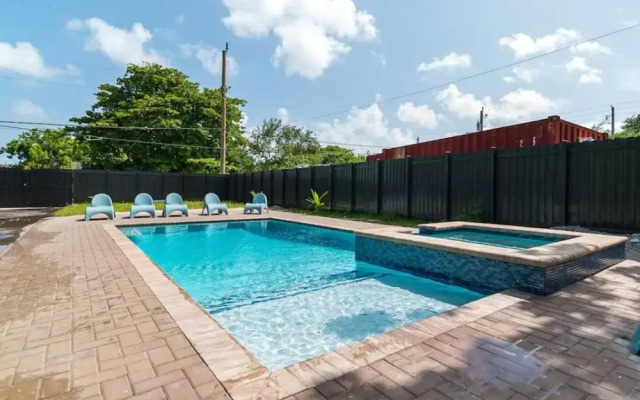 Charming Home With Pool Jacuzzi