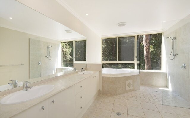 Prestigious House in Little Cove