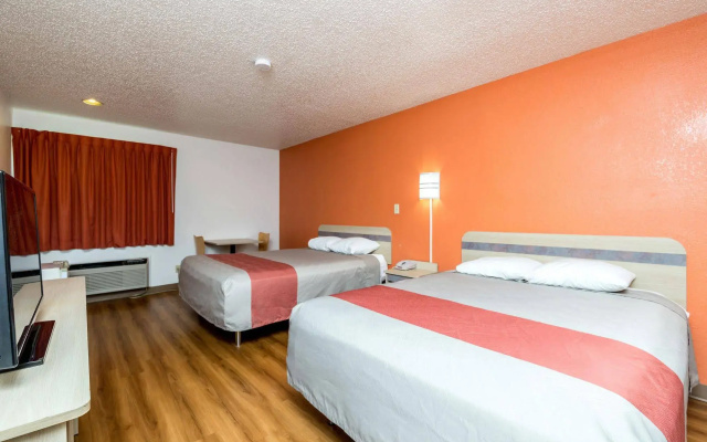 Motel 6 Waterloo, IA