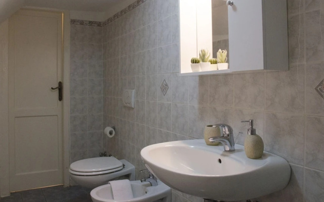 JOIVY Stunning 2-BR Flat w/ Balcony
