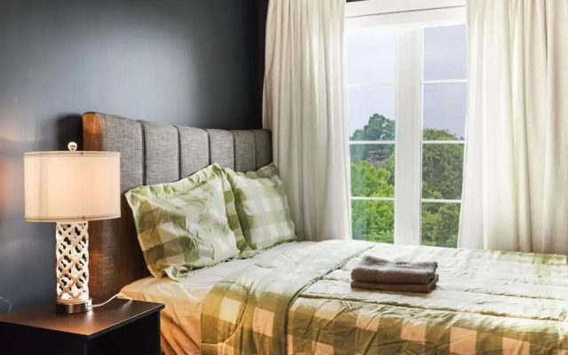 Family-friendly 3BR Mississauga Home w Parking