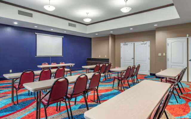 Comfort Inn & Suites Cleveland TX