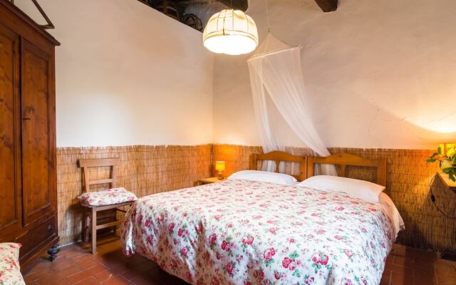 Farmhouse in Tuscany Near Renaissance Villa