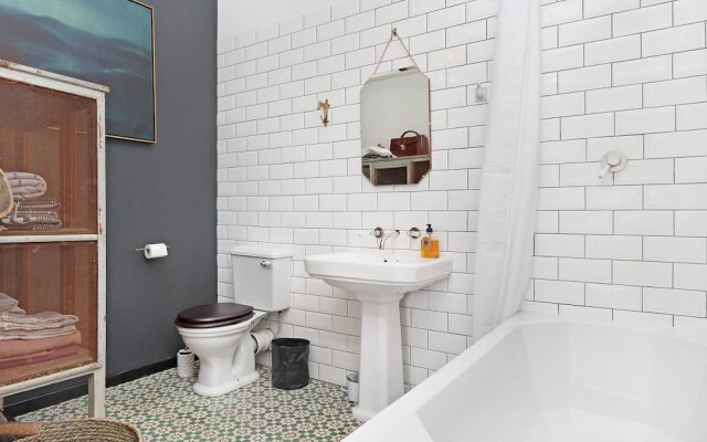 Wolroy House 506 by AirAgents