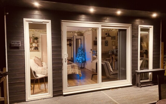 Unique 1+ bed Cabin, Parking and Private Garden