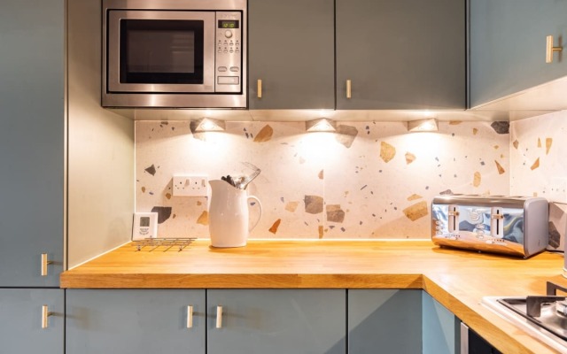 The Brockwell Park Escape - Bright 2BDR Flat with Parking