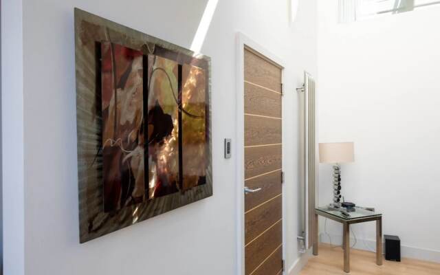 Amazing Spacious 2 Bed Duplex Penthouse w/ Balcony