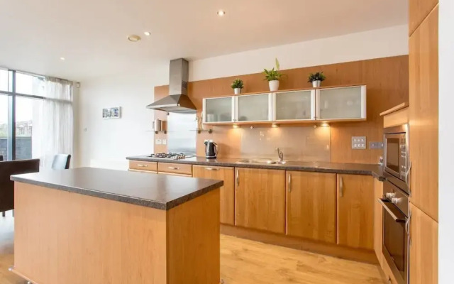 Bright Riverside Apt. w/ Terrace