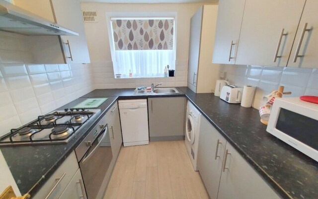 2-bed Flat With Superfast Wi-fi DW Lettings 9WW