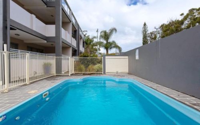 9 'Shoal Bay Beach Apartments' 2 Shoal Bay Road -Air Conditioning And Complex Swimming Pool – Pool – Nelson Bay