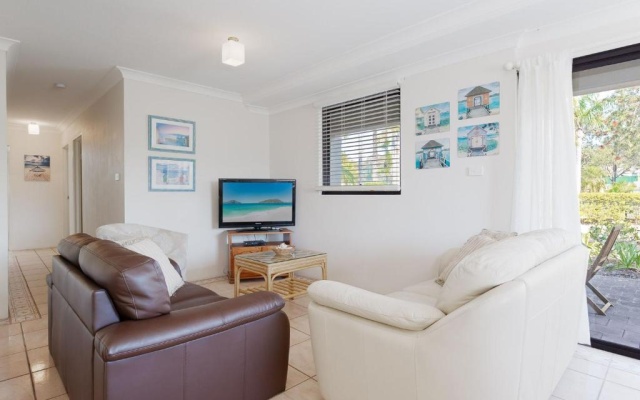 13 'Carindale', 19 Dowling Street - large ground floor unit with pool & tennis court – Guest Rooms – Nelson Bay