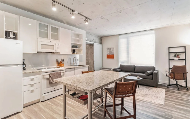 Sleek DT Cleveland Apt at City Club