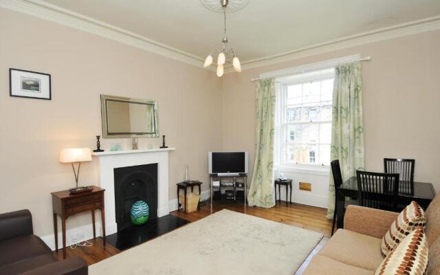 331 Attractive 2 bedroom apartment in Edinburgh's New Town