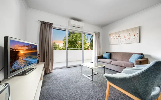 Spacious 2-bed Conveniently by Lake Tuggeranong