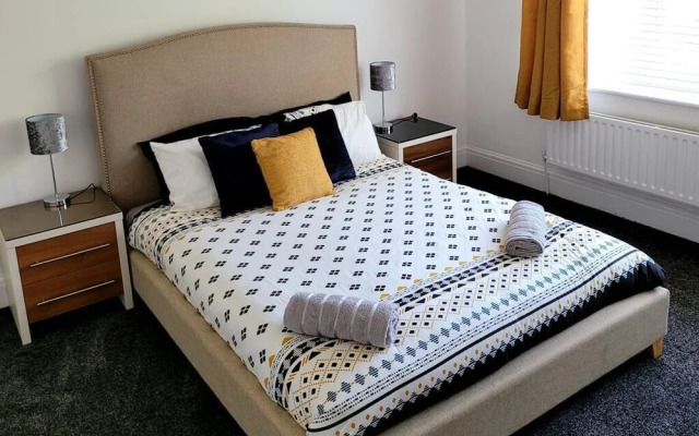 In the Posh Suburb Enjoy the Peak District Views