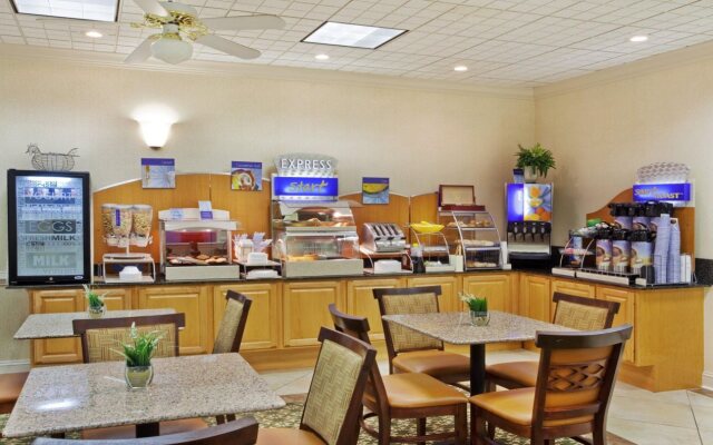 Quality Inn Fayetteville near Historic Downtown Square