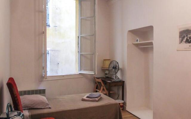 Room in apartment - Rue Droite