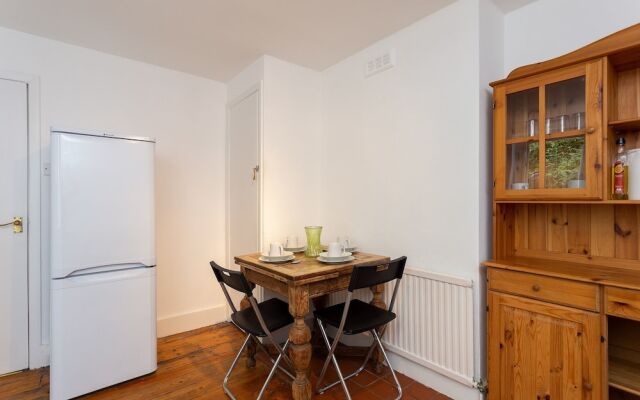 2 Bedroom Flat In Earlsfield
