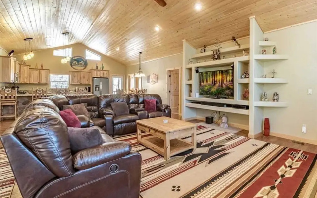 Heavenly Pines - Three Bedroom Cabin with Hot Tub