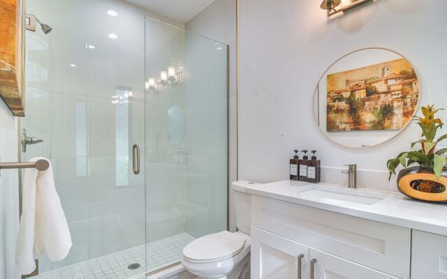 Modern Tampa Townhome Near Midtown WFH Friendly