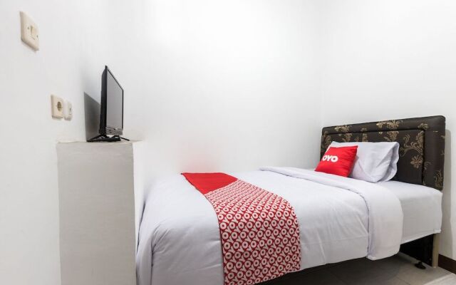 OYO 1598 Feby Inn Near RS Gandaria